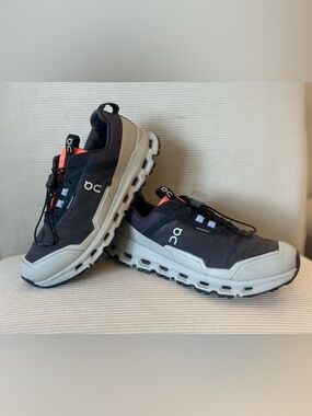 On Youth Cloudhero Waterproof shoes in the Magnet | Fog - 5.5 Youth (women’s 7)